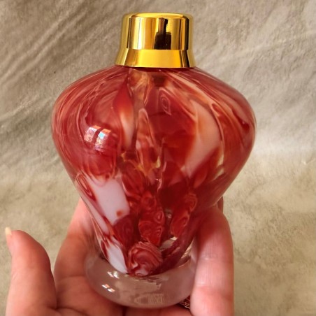 Vaporisateur de parfum poire marbré rouge en main