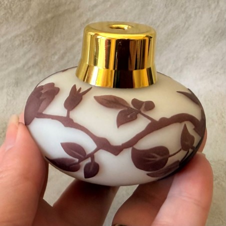 Vaporisateur de parfum poire artisanal sablé peint à la main marron 80ml en main