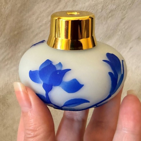 Vaporisateur de parfum poire artisanal sablé peint à la main bleu 80ml en main