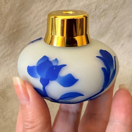 Vaporisateur de parfum poire artisanal sablé peint à la main bleu 80ml en main