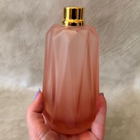 Vaporisateur de parfum poire de luxe verre artisanal vieux  rose vide et rechargeable grande contenance en main