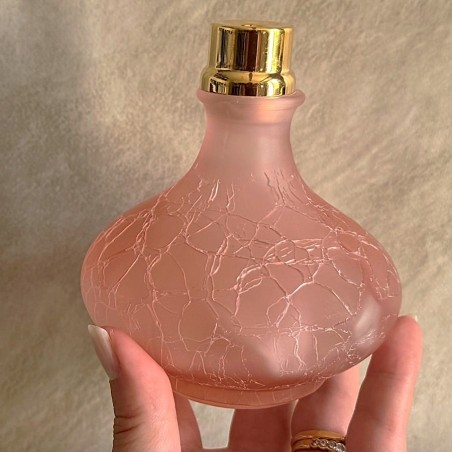 Vaporisateur de parfum artisanal verre craquelé rose évasé grande contenance en main